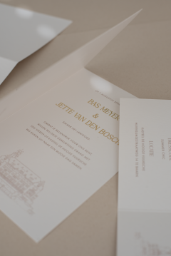 Trouwkaart gevouwen goudfolie preegdruk trouwlogo 9
